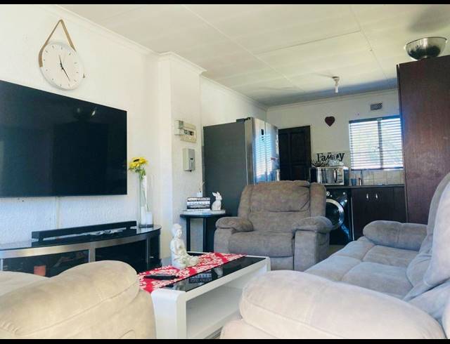 3 BEDROOM TOWNHOUSE FOR SALE IN ORMONDE